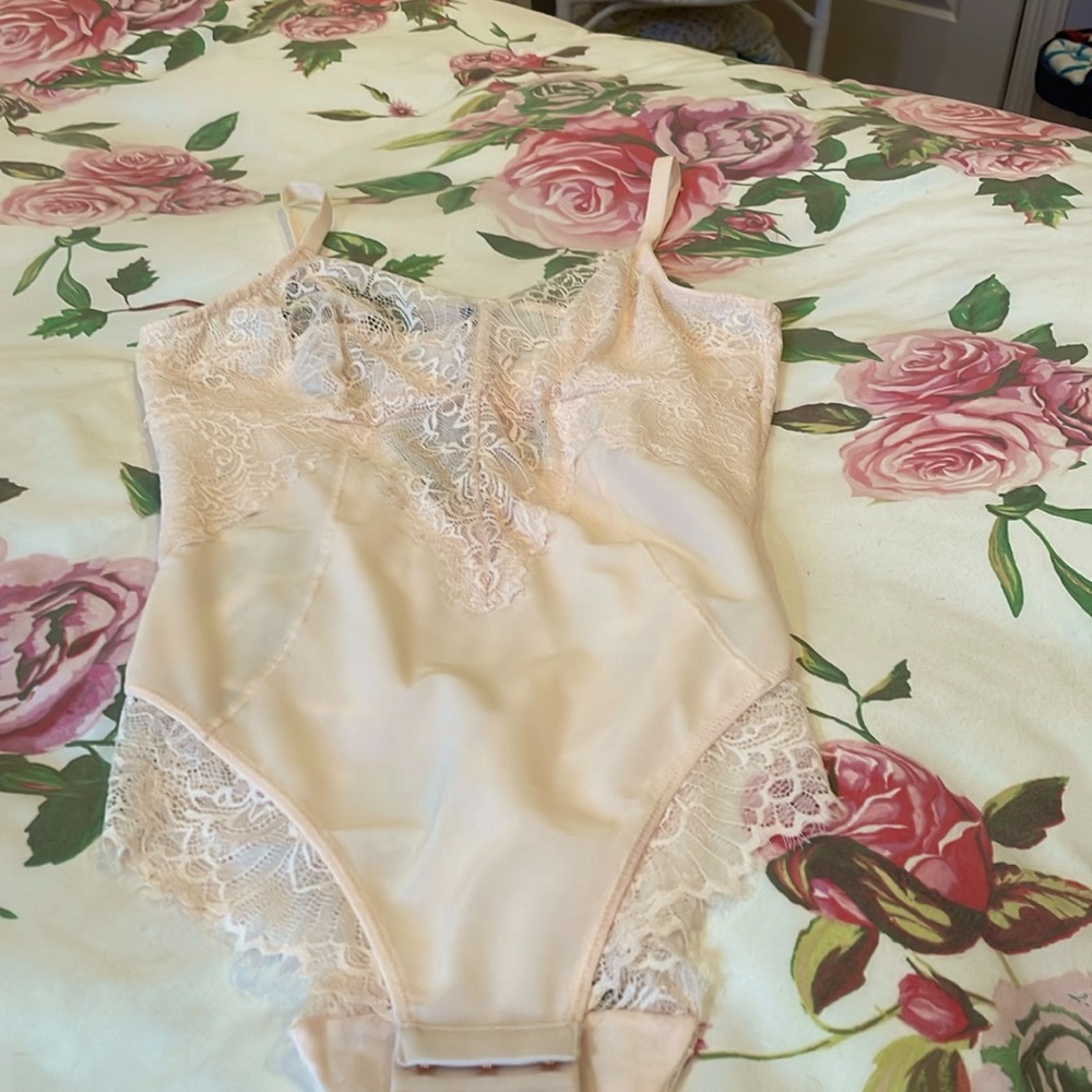 PINSY smoothing lacelace shape suit, light pink new in package size L